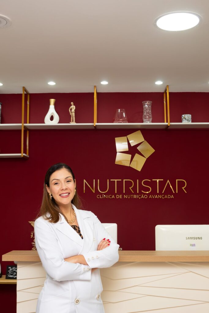 Thaís Vieira, nutricionista, na recepção da Clínica Nutristar em Brasília